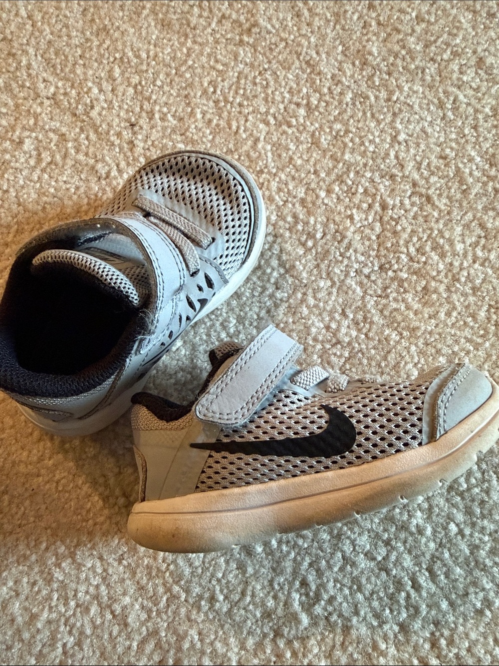 Nike Kids' Gray Mesh Velcro Sneakers Flex Run size 5C